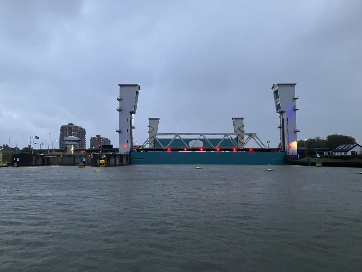 Vanavond is de #Hollandseijssel kering gesloten in verband met de hoge waterstand. <a href="/Rijkswaterstaat/">Rijkswaterstaat</a>