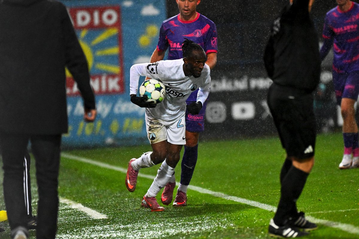 FCSlovanLiberec's tweet photo. ⏱65' | #LIBBOH | 0:0
📸 @AzizKayondo23 🇺🇬 https://t.co/AJsKidAZdQ