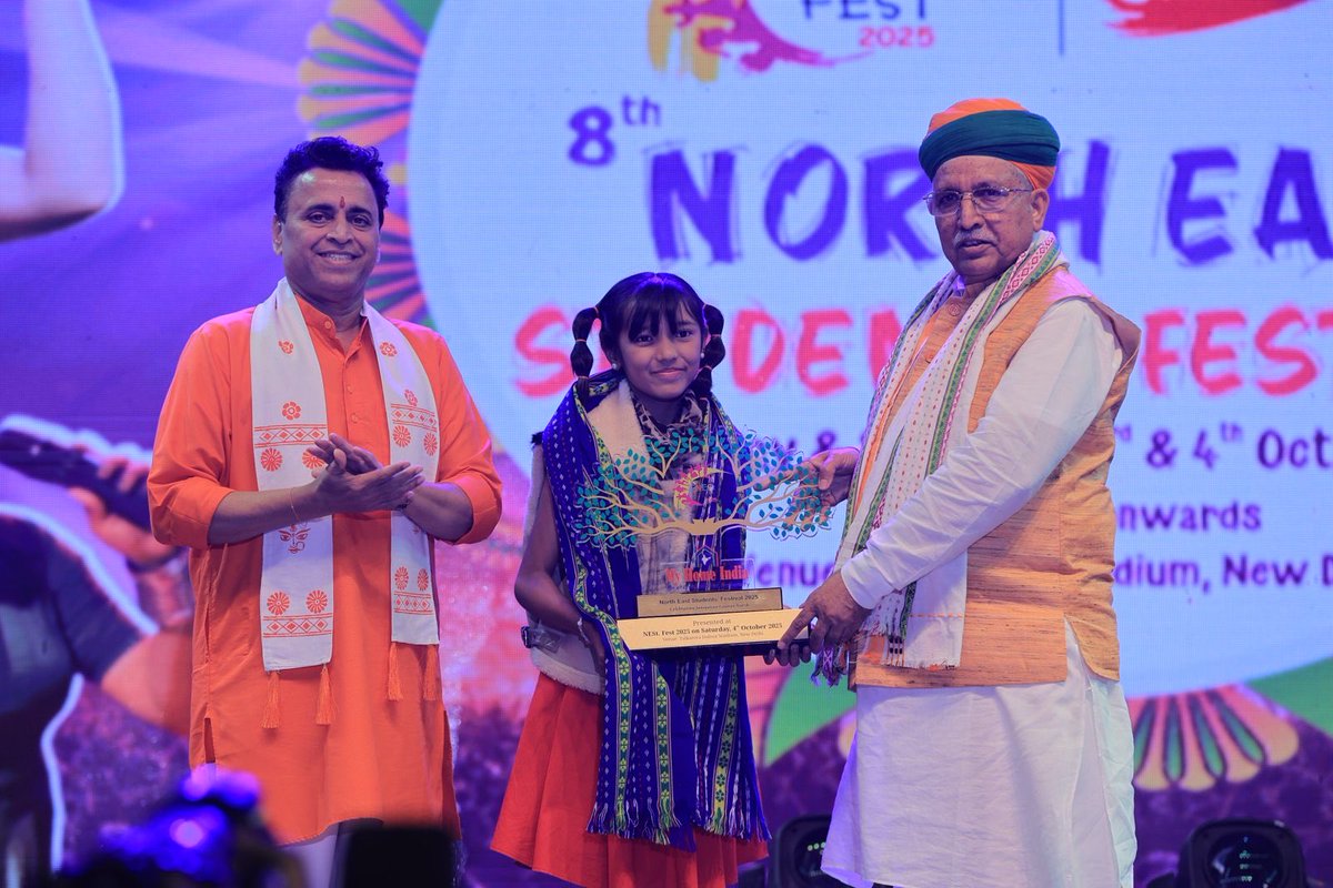 केंद्रीय कानून मंत्री श्री <a href="/arjunrammeghwal/">Arjun Ram Meghwal</a> जी ने आज #NEStFest2025 में पहुँचकर पूर्वोत्तर के छात्र-छात्राओं का उत्साहवर्धन किया।

साथ ही मोदी सरकार द्वारा #NorthEast के लिए किए जा रहे कार्यों की सराहना भी की।