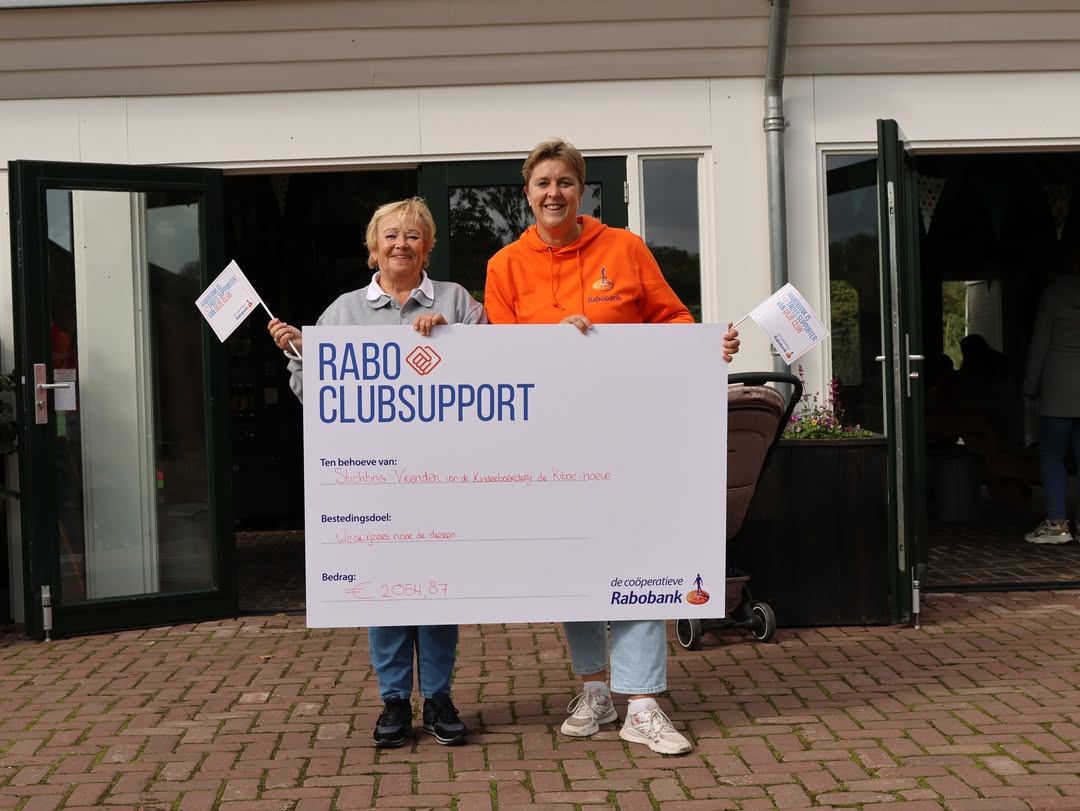 Dubbelfeest voor de Kiboe-hoeve, buiten dat het dierendag is, ging vandaag 2 jaar geleden de boerderij na de nieuwbouw weer open. Maar werd er vandaag door de Rabobank ook een check uitgereikt van de Raboclubsupport. 
We willen iedereen heel erg bedanken die op ons gestemd heeft!