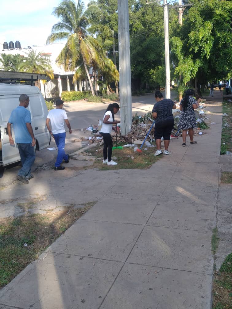 irisduran71's tweet photo. Amplia participación de @ETECSA_Cuba en esta jornada de sábado.
Varias instalaciones y oficinas comerciales de La División La Habana se sumaron a estas labores de limpieza.
#EtecsaConCuba 
#PorMiHabanaLimpia https://t.co/EmN20pdm13