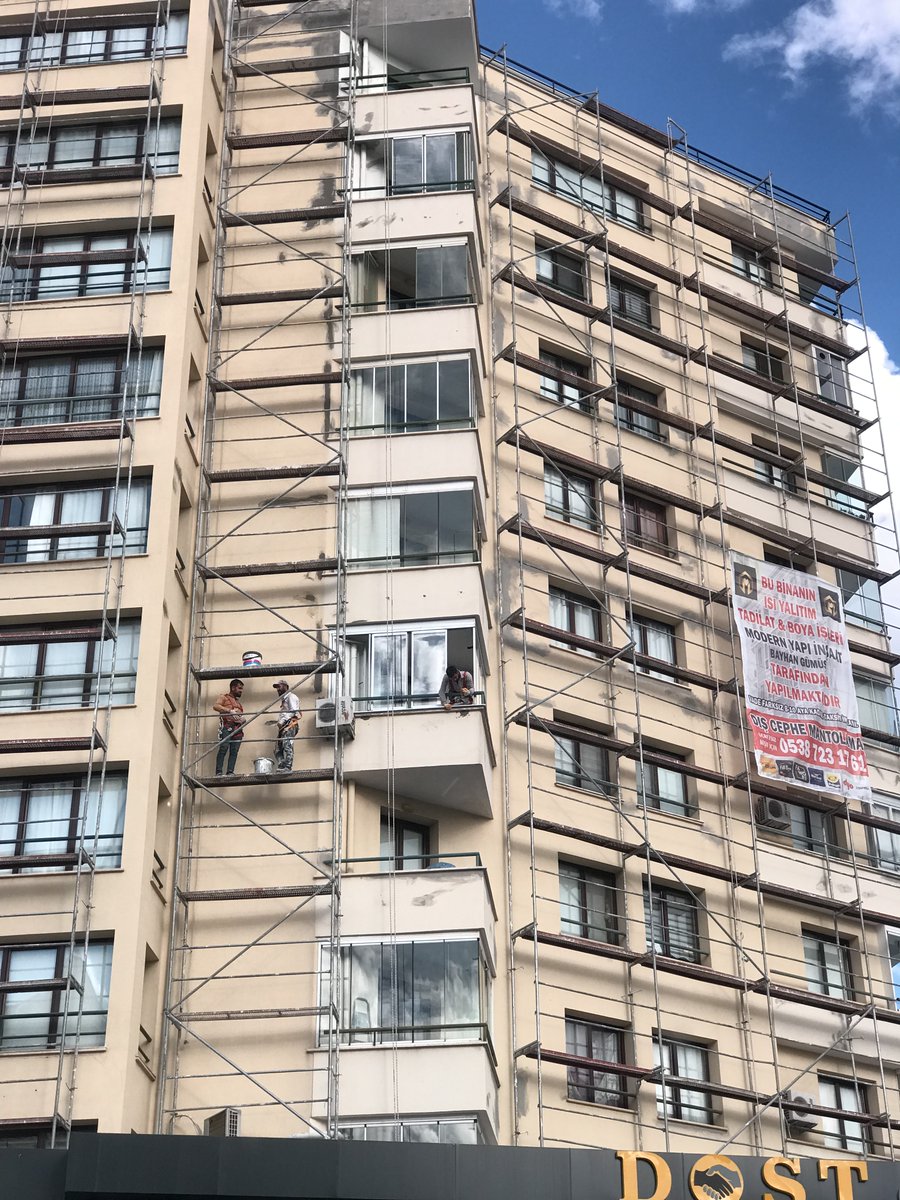 Ankara'nın en lüks semtlerinden, Çankaya /Çukurambar'da bir apartman boyama çalışması. Garip olan, işçilerin üzerinde gerekli güvenlik ekipmanı var, ama o ekipman her hangi bir halat yardımıyla bir yere bağlı değil! Ekipman şık, ama çalışır halde değil! Biraz daha dikkat...