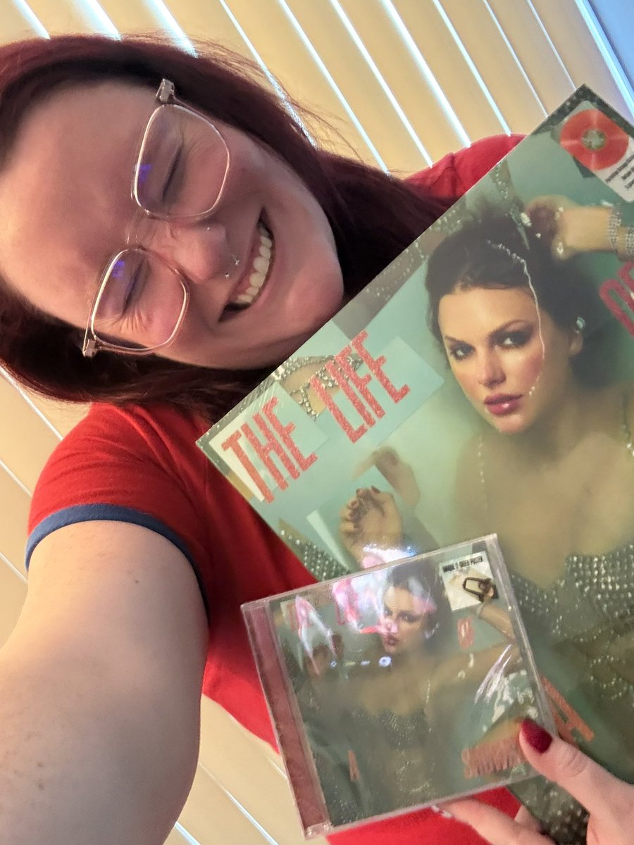 dontblamebee's tweet image. The first two showgirls have arrived !! So excited to add her to the family! @taylornation13 @taylorswift13 #TSTheLifeOfAShowgirl