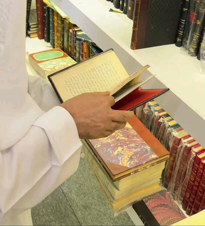 •••

قال العلامة البشير الإبراهيمي رحمه الله: 

"اقتران العلم بعزّة النفس، والعزوف عن الدنايا، والتخلّق بمحامد الأخلاق، وإظهار صولة العلم في مواقف الدفاع عن الحق... صفاتٌ لازمةٌ للعلم؛ فمن عجز عن جمعها معه في نفسه، كان علمه وبالاً عليه".

📖الآثار (١٥٣/١).