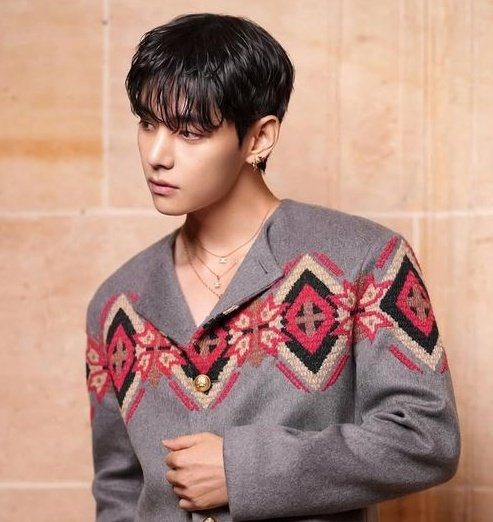 ambersthv's tweet photo. 🎯give me 100 replies with tags and pictures and rt!!!

we don’t have much time!!! others have the advantage of days of a head start! 
post and retweet A LOT pls!

V FOR PARIS FASHION WEEK
CELINE AMBASSADOR TAEHYUNG
#VxCELINEPFW #CELINESUMMER2026
@celineofficial #TAEHYUNGxCELINE https://t.co/2ByBs0UxkJ