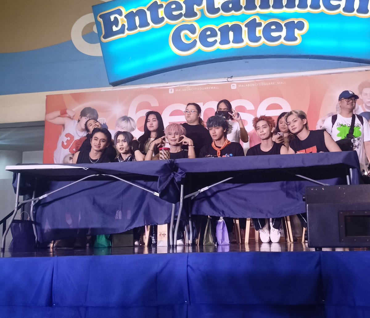 mack_star0's tweet photo. guys, sa sobrang saya ng event, di na natin napansin na baliktad pala yung pagkakapwesto ng tables nila HSKSJSHSJSJAHHASHKSKS 😭😭😭

6ENSE Mall Tour 
#MuniMuniFanMeetInMC
@6ENSEofficial #6ENSE https://t.co/u7o05caxG6