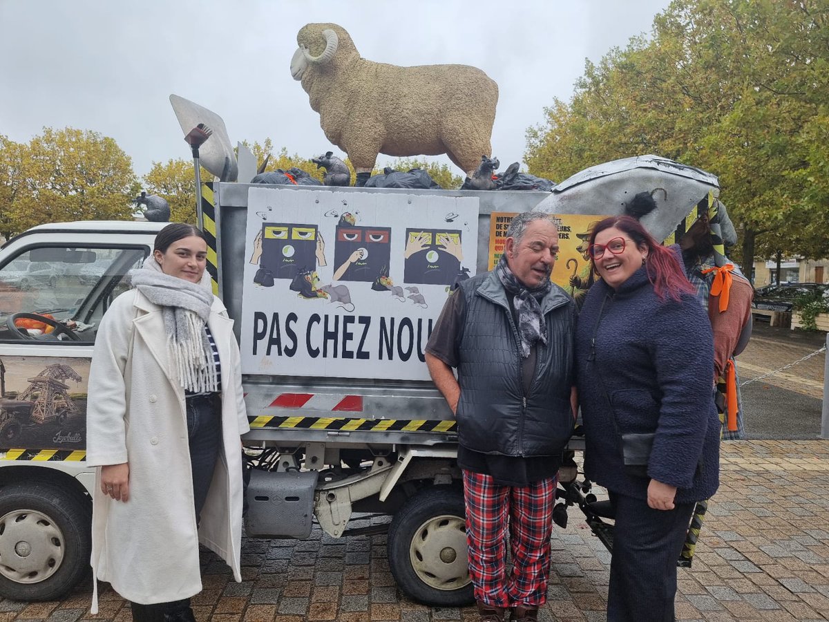 FrederiqueJoint's tweet photo. En compagnie de @diaz_edwige, @dumaschristine1 et @JenniferPargade nous avons participé à la manifestation de soutien au maintien du ramassage des poubelles en porte-à-porte. 🚮
Depuis le début je soutiens les associations qui militent contre le #SMICVAL et sa réforme injuste. https://t.co/pimanQcZpc