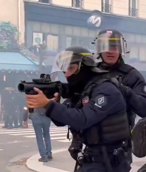 FredSLN's tweet photo. @realmarcel1 @enzorabouyy L'Euro de Flashball a commencé ‼️
#ViolencesPolicières
#ProtoFascisme
#RetaillObersturmführer https://t.co/mlbfEb5YMb