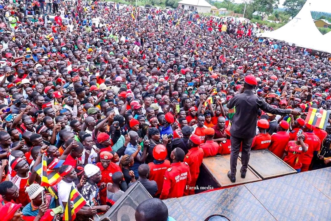 OppresedUgandan's tweet photo. @JoelSsenyonyi That's the 10th President of Uganda HE Kyagulanyi Ssentamu Robert, thank you for opening our eyes. Thank you our Leaders
Big up Namayingo, change is Coming surely π
#PeoplePowerOurPower
#WeAreRemovingADictator
#ANewUgandaNow
#ProtestVote2026
#FreeUganda
#Vote4Nup
#Enough https://t.co/W1sXmekIw5