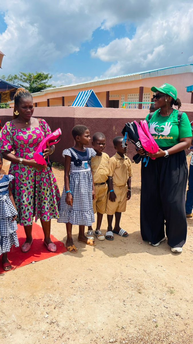 ziahy01's tweet photo. Ce matin à kononfla (Sinfra) 🇨🇮 c'était la cérémonie de remise des kits scolaires pour l'école primaire dudit village.
Le reste en images et vidéos.... Merci à tous ceux qui ont participé... 💕🙏🏽
#cotedivoire #solidaction #solidarité https://t.co/STImUvAKZB