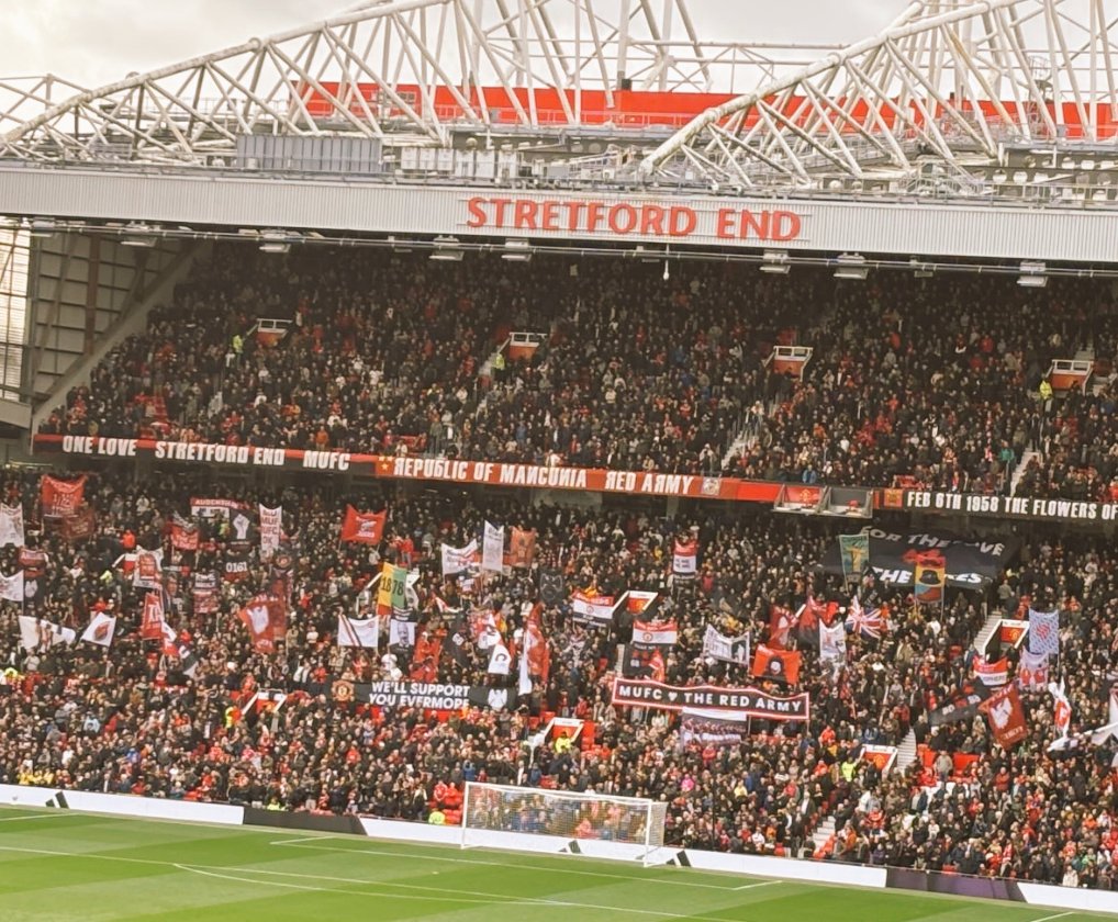 MufcWonItAll2's tweet image. Loving all the banners in the Stretford end. 🇾🇪