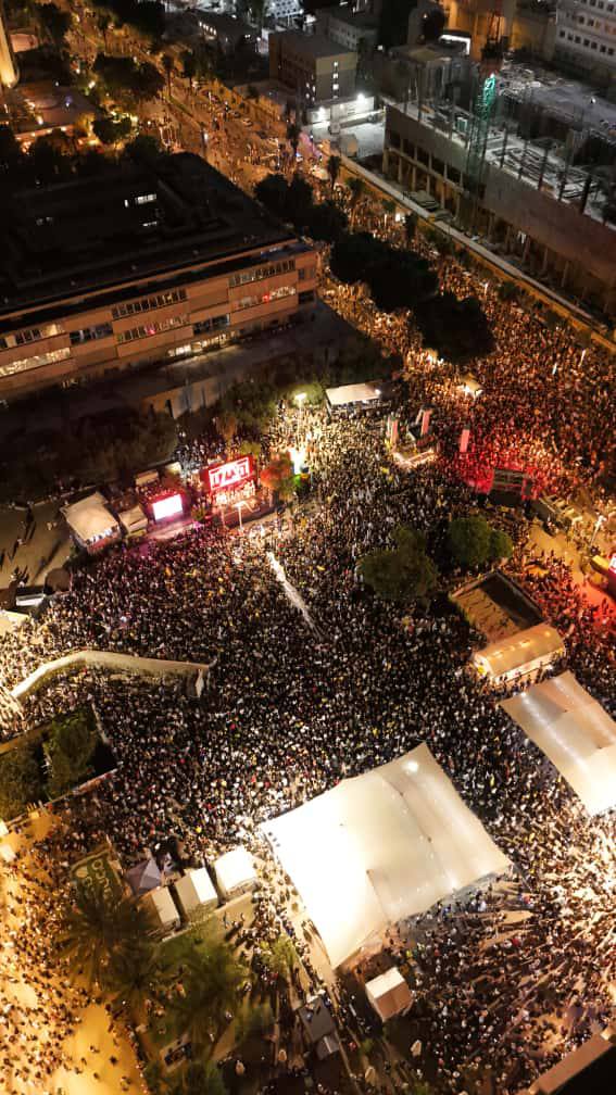 EliAfriatISR's tweet image. Thousands in Kidnapped Square in Tel Aviv tonight calling for the success of the deal and calling for the return of all 48 kidnapped in Gaza.🎗️