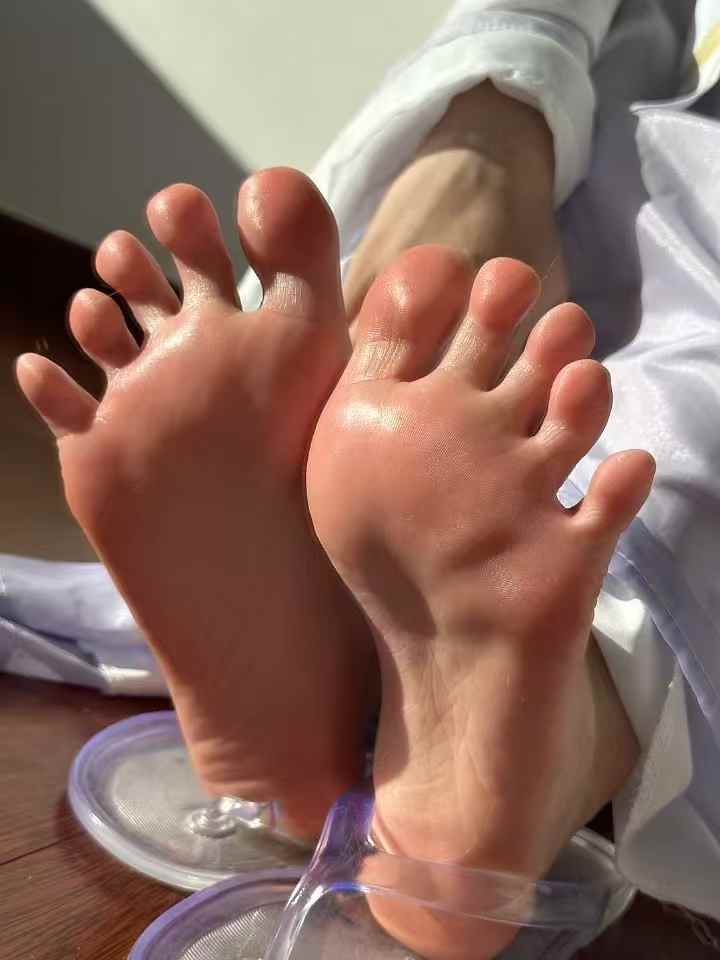 mimi13148's tweet photo. 欸？你盯着我的脚干嘛？你想舔啊，可是我走了一天全是脚汗啊。 https://t.co/4PbwtKksHq