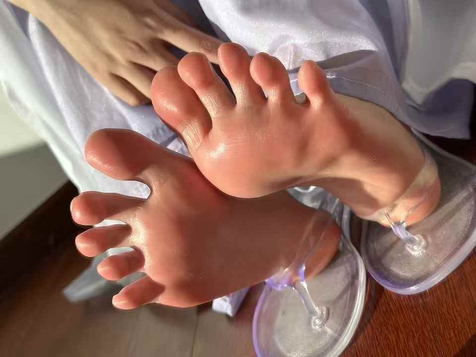 mimi13148's tweet photo. 欸？你盯着我的脚干嘛？你想舔啊，可是我走了一天全是脚汗啊。 https://t.co/4PbwtKksHq