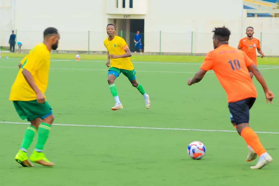 TityKayishema's tweet photo. Marines iri kunywesha nkeri amakipe, i Kivu kiri gukama gahoro gahoro, tuyizere? 

FT Marines 2-0 Rutsiro FC
⚽ 77' Nizeyimana Mubarak 
⚽ 90' +8 Ndikumana Fabio

Nubwo bigoye kumenya ikizava mu mukino w'ikirarane APR FC izakiramo Marines,

Marines iri kurohamisha amakipe mu Kivu mu ibanga rikomeye,

Nyuma yo kwikiza mukeba, Etincelles 0-2 noneho abahungu ba Afande Gashugi banywesheje nkeri n'abaturanyi bo mu Rutsiro.

Marines imaze gutsinda ibitego 4 mu mikino 2 aho bataratsindwa igitego na kimwe.

🔝 Marines FC niyo kipe itarinjizwa igitego muri shampiyona. 

Shampiyona ya 2024-2025 yarangiye nta nkuru barwana no kuguma mu cyiciro cya mbere none ubanza barize.

Nizeyimana Mubarak amaze kubatsindira ibitego 2/4 bamaze gutsinda.

18/10 AS Kigali v Marines
26/10 Marines v Police FC
02/11 Marines v Rayon Sports
08/11 AS Muhanga v Marines
30/11 Marines v Bugesera

#Rwanda #PremierLeague #Football