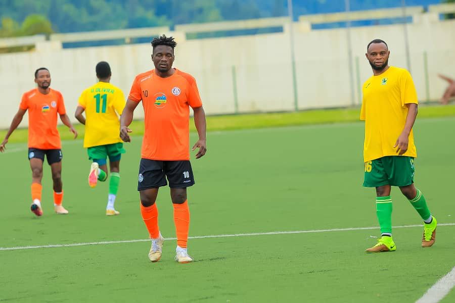 TityKayishema's tweet photo. Marines iri kunywesha nkeri amakipe, i Kivu kiri gukama gahoro gahoro, tuyizere? 

FT Marines 2-0 Rutsiro FC
⚽ 77' Nizeyimana Mubarak 
⚽ 90' +8 Ndikumana Fabio

Nubwo bigoye kumenya ikizava mu mukino w'ikirarane APR FC izakiramo Marines,

Marines iri kurohamisha amakipe mu Kivu mu ibanga rikomeye,

Nyuma yo kwikiza mukeba, Etincelles 0-2 noneho abahungu ba Afande Gashugi banywesheje nkeri n'abaturanyi bo mu Rutsiro.

Marines imaze gutsinda ibitego 4 mu mikino 2 aho bataratsindwa igitego na kimwe.

🔝 Marines FC niyo kipe itarinjizwa igitego muri shampiyona. 

Shampiyona ya 2024-2025 yarangiye nta nkuru barwana no kuguma mu cyiciro cya mbere none ubanza barize.

Nizeyimana Mubarak amaze kubatsindira ibitego 2/4 bamaze gutsinda.

18/10 AS Kigali v Marines
26/10 Marines v Police FC
02/11 Marines v Rayon Sports
08/11 AS Muhanga v Marines
30/11 Marines v Bugesera

#Rwanda #PremierLeague #Football
