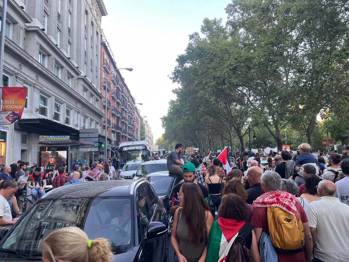 Un montón de coches y autobuses urbanos atrapados porque alguien en el ayuntamiento ha decidido que no era necesario cortar el tráfico en todo el Paseo del Prado ante una manifestación tan importante como la de hoy por Palestina. Suma y sigue.