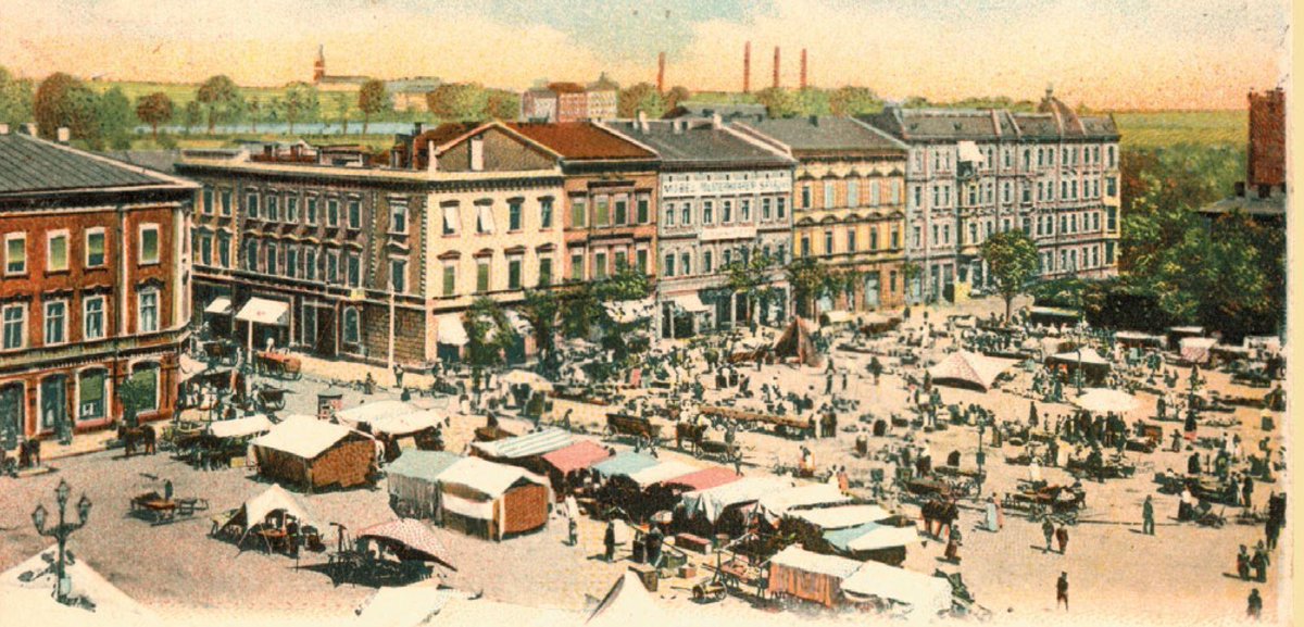Grubiusz's tweet photo. #Kattowitz O.-S. Friedrichsplatz / Rathausstraße.
Mamy 1903 r. i patrzymy na północną pierzeję rynku i obecną ul. Teatralną w #Katowice.
Za 4 lata po prawej stronie kadru zostanie wzniesiony budynek Teatru Śląskiego, a kamienicę po lewej wyburzą w 1938 r. https://t.co/tEmJqqQpFS
