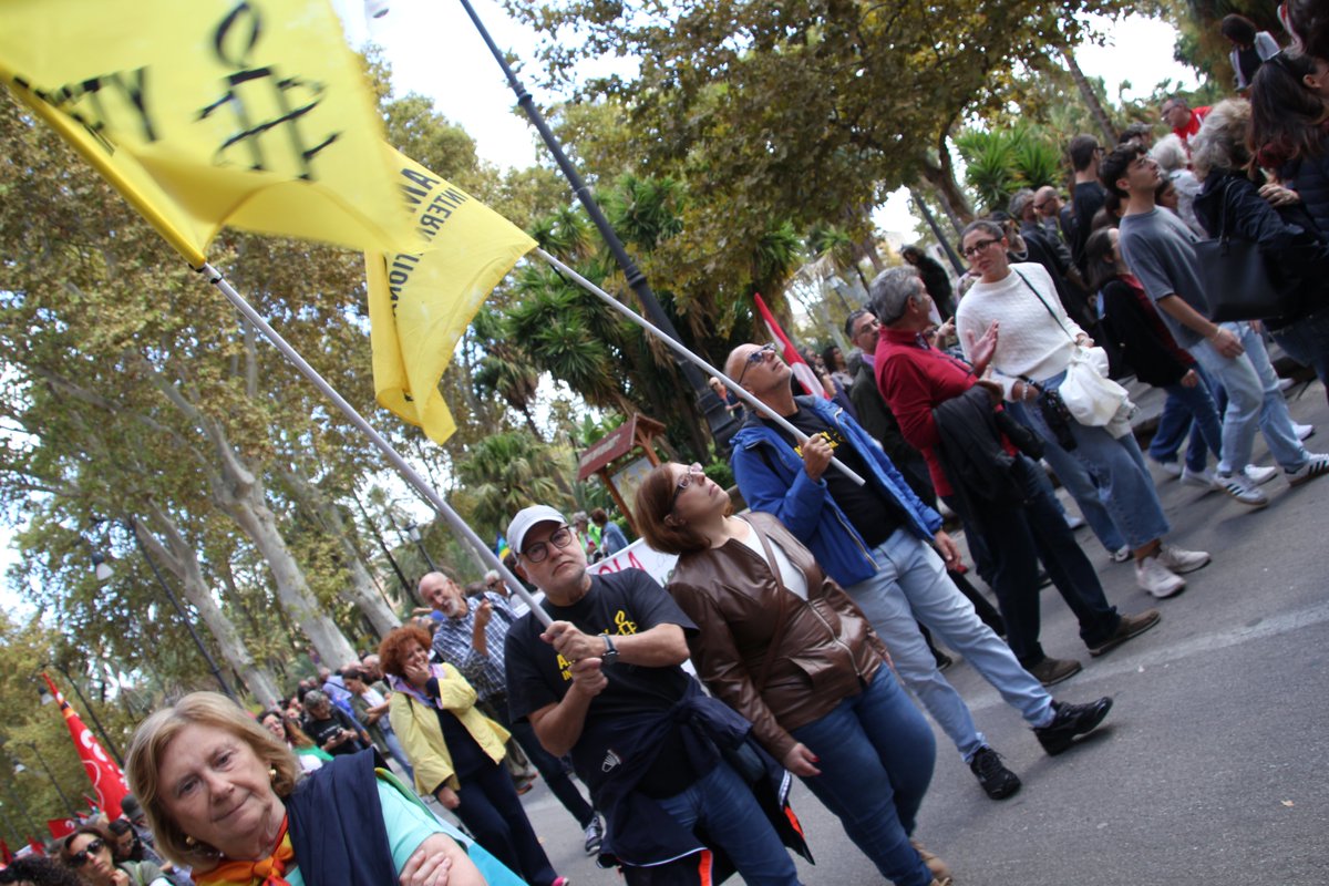 Amnesty44's tweet photo. Stop al genocidio, all'occupazione, all'apartheid, alle violazioni dei diritti umani e del diritto internazionale (non fino a un certo punto), alle complicità dei governi, alla scorta mediatica, all'indifferenza.

Allo sciopero generale c'eravamo anche noi!
#StopGenocide #Gaza https://t.co/7WahR1A93k