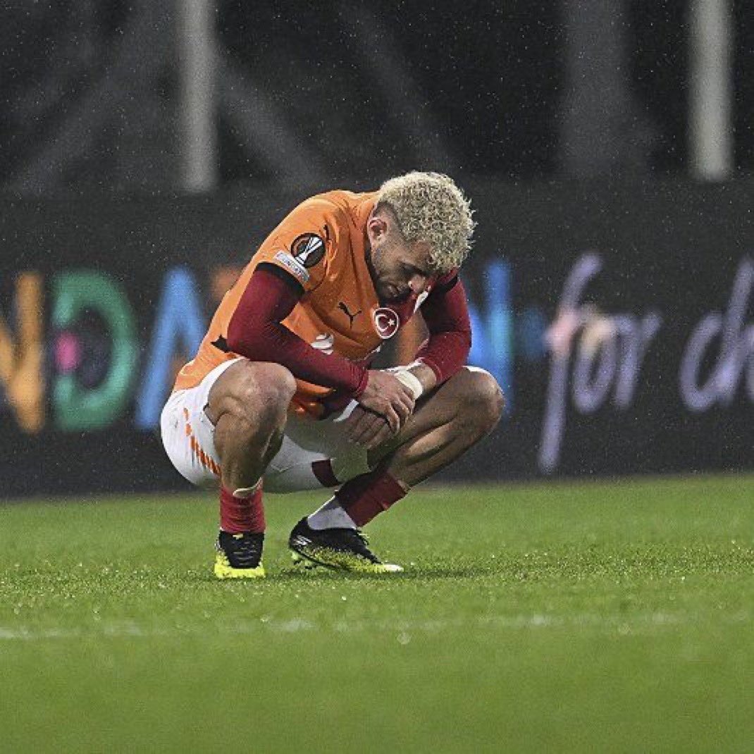 ilk golde adamını takip etmedi golü yedirdi

ikinci golde topu kaybetti kontra yedirdi davinson kırmızı gördü

liverpool maçı penaltı kazandırmak dışında 1 aydır top falan oynadığı yok. kendini ronaldo sanıyor