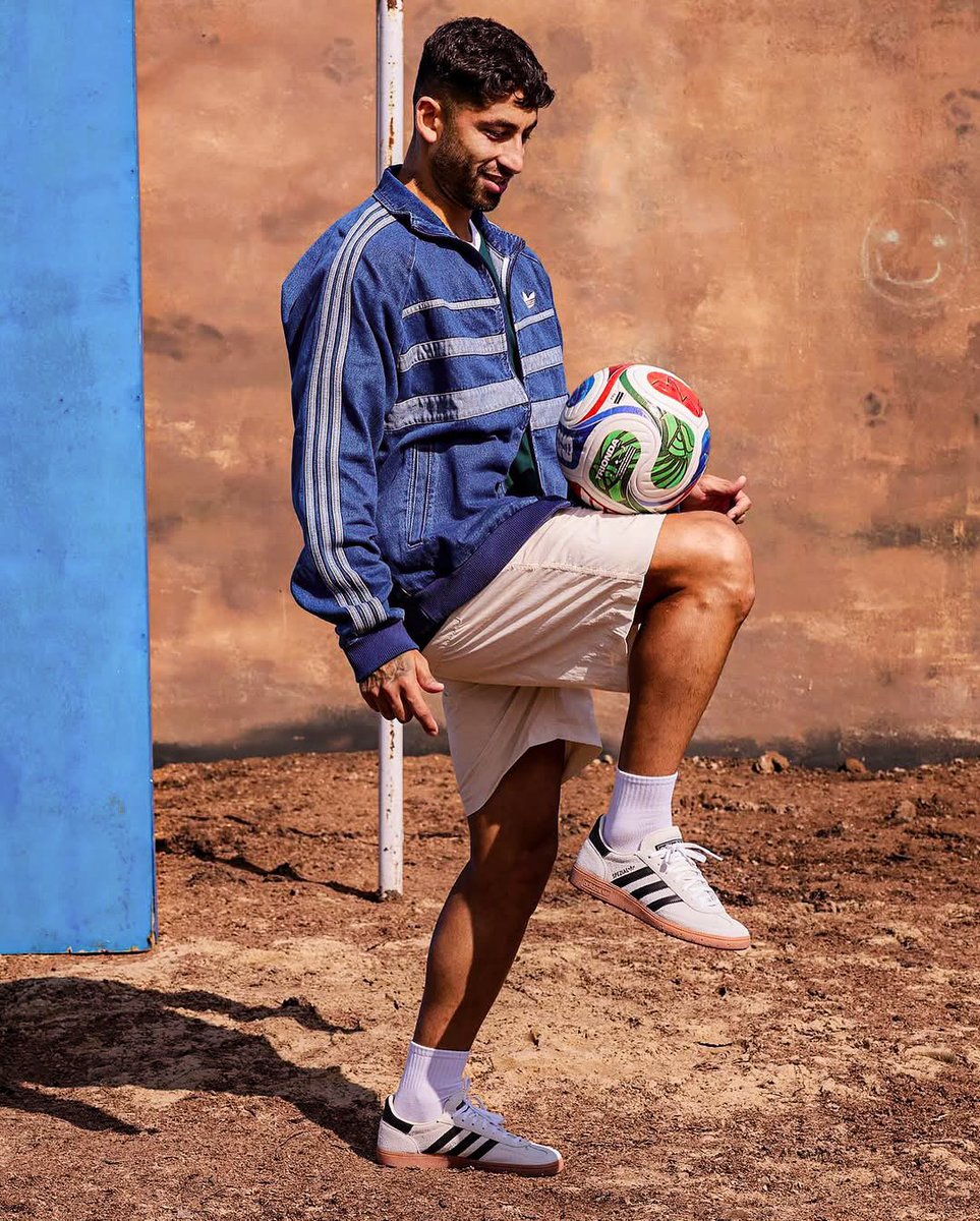 Hasta las paredes sonríen cuando la tiene Varela. 😀⚽️💙