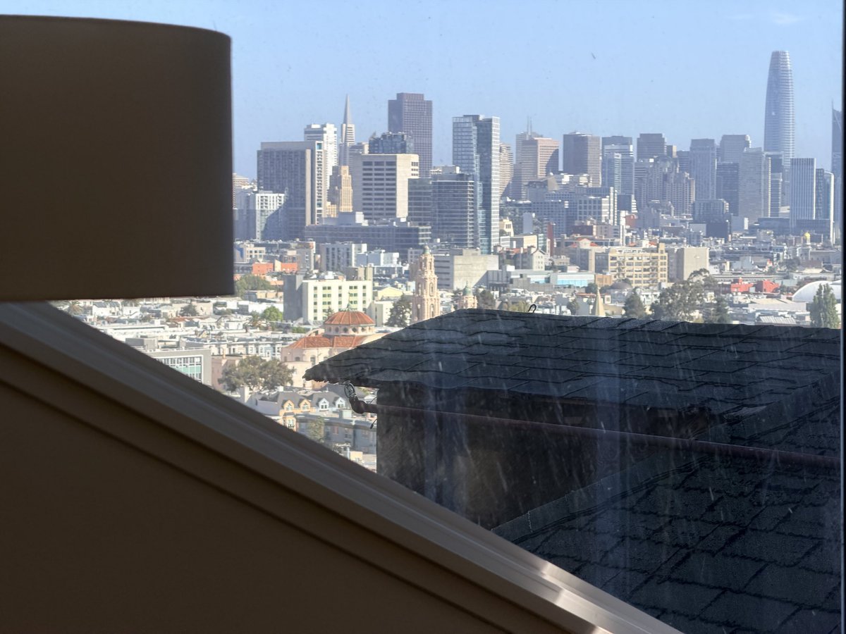 webtotheflow's tweet image. Moved in to my first sf apartment. That’s my morning view now. Got to clean those windows though