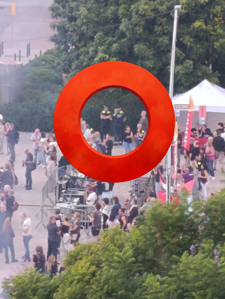 Festa de <a href="/ccoocatalunya/">CCOO de Catalunya</a> a Bellvitge. Cotxes, dels Cocos, mal aparcats. La Guardia Urbana de <a href="/LHAjuntament/">Ajuntament de L'Hospitalet</a> avisada, i inactiva.
Perro no come perro, diuen.