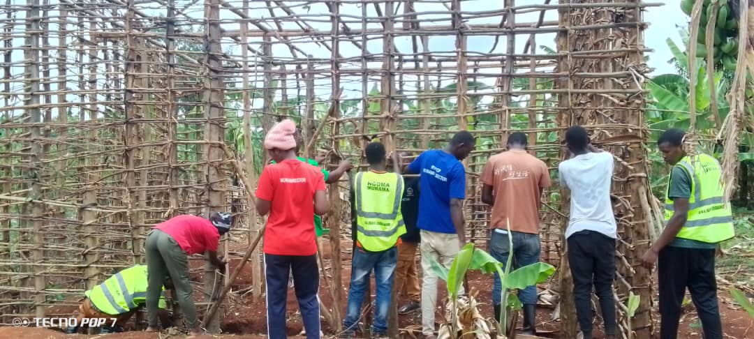 NgomaYouth's tweet photo. Mu Gitondo cyo kuri uyu Gatandatu , ku  bufatanye na  @Rwandapolice , Urubyiruko rw'Abakorerabushake rwa @NgomaDistrict   mu Mirenge itandukanye , rwaramukiye mu muganda wihariye   wo  gukemura ibibazo bibangamira imibereho myiza y'umuturage, birimo kubakira abatishoboye inzu. https://t.co/KH2EGrm1iV