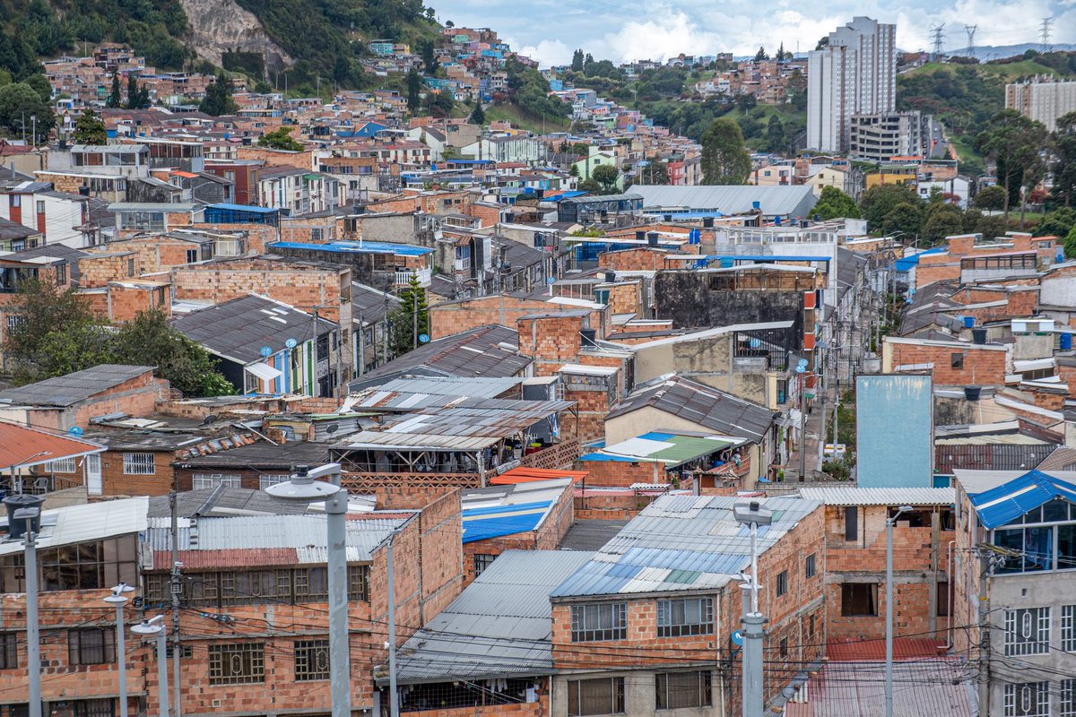 vvbernal's tweet photo. ¡Alerta ciudadana!⚠️ Desde @habitatbogota hacemos un llamado a ciudadanos y familias en la localidad de San Cristóbal, puntualmente en el sector del 20 de Julio, para que no caigan en fraudes por cuenta de estafadores que están ofreciendo supuestos trámites para subsidios de vivienda a nombre del Distrito.

Con la excusa de ofrecer créditos de vivienda, estos estafadores están en realidad induciendo a las familias a firmar créditos de libre inversión para después apropiarse de sus recursos.

Recuerden:

✅ Todos los trámites, programas y convocatorias de @habitatbogota son completamente gratuitos.

✅ Estos no requieren gestores, tramitadores ni pagos de ningún tipo.

✅ Las únicas formas de acceder a los programas de vivienda del Distrito son a través de salas de ventas de los proyectos seleccionados, en las Ferias de Vivienda de @habitatbogota y en las convocatorias públicas anunciadas por la entidad.

✅ No entregue dinero, documentos ni datos personales a desconocidos que digan ser intermediarios.

✅ Denuncie casos de fraude en la línea 123 de la Policía o ante la Fiscalía General de la Nación.