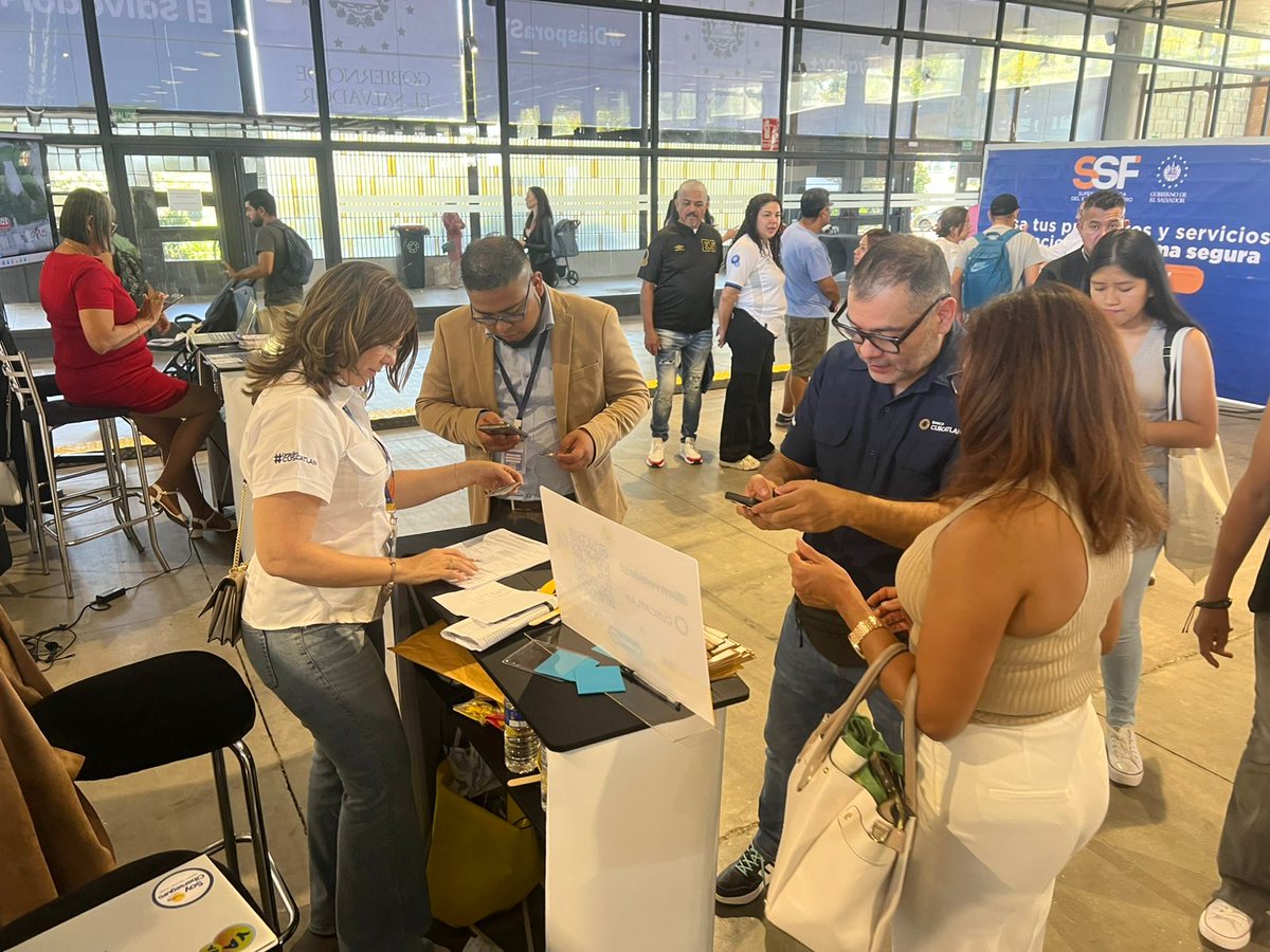 BancoCUSCATLAN_'s tweet photo. Así vivimos el primer día de la Feria El Salvador + en Madrid, España.
Nuestros compatriotas se acercaron con entusiasmo para conocer cómo abrir su Banca Digital CUSCATLAN y lucieron con #OrgulloCUSCATLAN los productos del banco. ¡Te esperamos mañana domingo! Consulta la ubicación en el enlace:
https://t.co/ma48ugxKKV