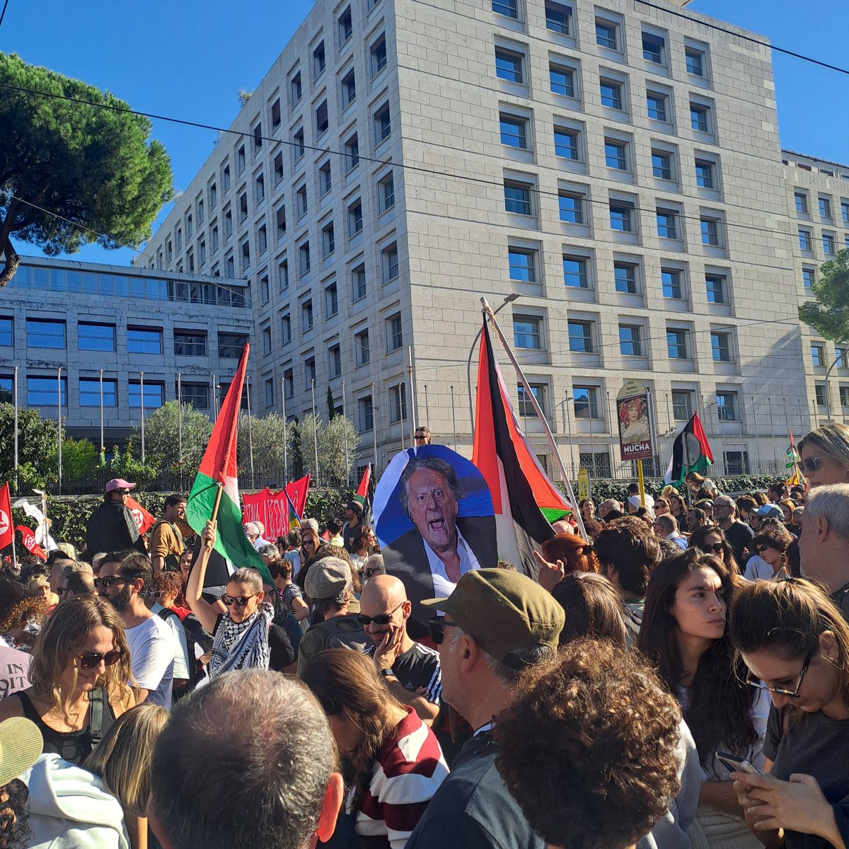 Oggi alla manifestazione Pro Gaza a Roma pare ci fosse un milione di persone. Un milione più Enzino Iacchetti