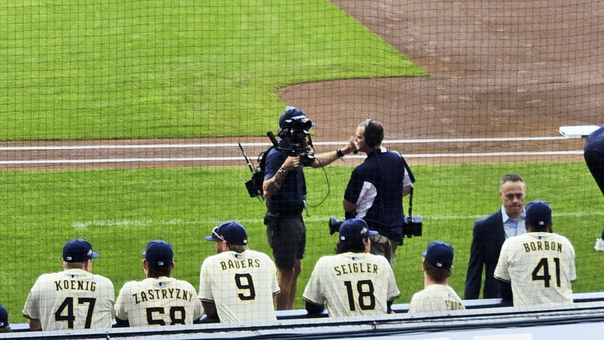 apfel_b's tweet image. #MLBPlayoffs #brewers #mycrew ##brewcrew #uecker #magic let's go! GAME 1 gotta have it. Lets rock @Brewers