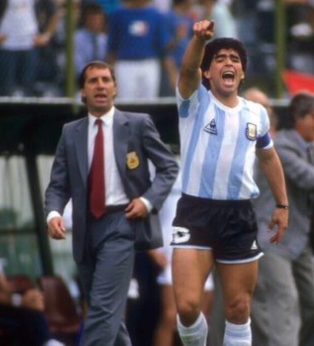 juliolmo12__'s tweet photo. Pero hubo una llamada de una persona muy cercana al ‘pelusa’ que lo cambió todo, Carlos Bilardo. Ambos venían de proclamarse campeones del mundo en 1986; el técnico porteño y Maradona tenían una relación muy intensa, casi paternal, compartiendo la misma pasión por el fútbol. https://t.co/wS3UT0lwil