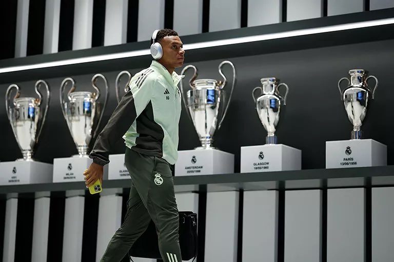 كيليان مع اللي ما تشوفهم الا مع ريال مدريد.. 😉🤍