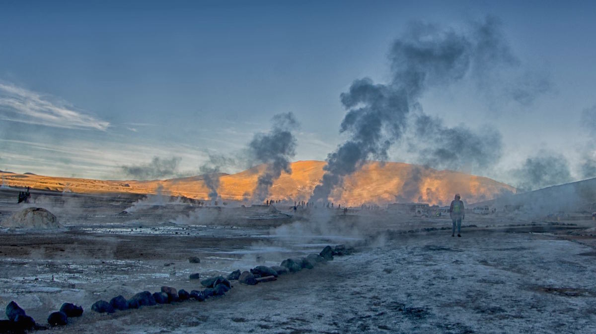 Así es visitar el campo de géiseres más extenso del hemisferio Sur, el tercero más grande del mundo, en Atacama #chile vagamundosviajeros.com/2020/06/07/chi…