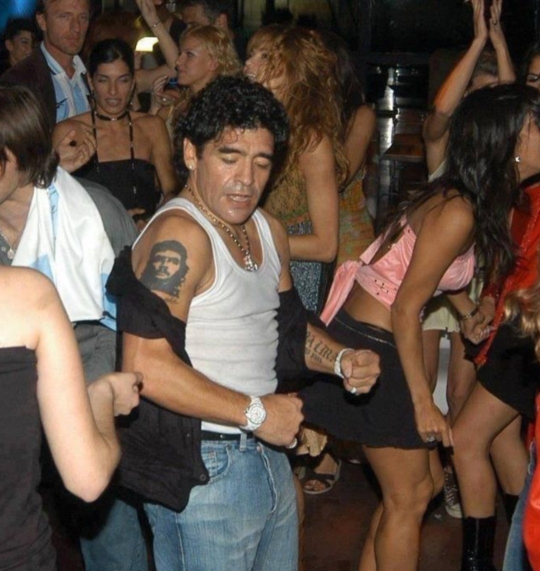 juliolmo12__'s tweet photo. Lamentablemente, el deporte solo entiende de actualidad, y Maradona ya era demasiado Maradona para el fútbol de primer nivel. Sus excesos y sus frecuentes salidas nocturnas acabaron por cavar su propia tumba en el Sevilla F.C https://t.co/dHlZlXjfsv