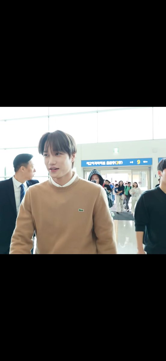 jjj__lover's tweet photo. @debunklies2025 Stop pls:) Asiana departs from Terminal 1, Korean Air departs from Terminal 2. And look at the door 🙂 https://t.co/smDohhbBbX