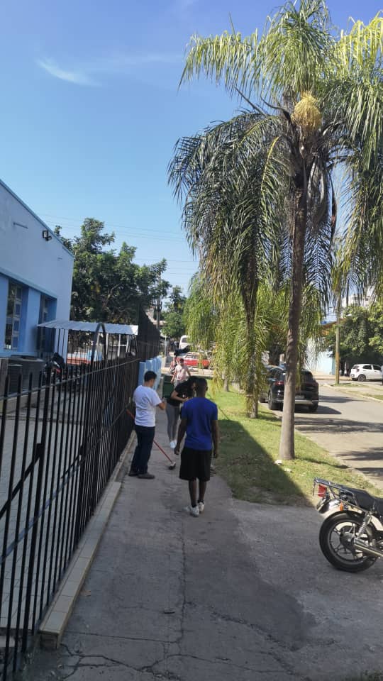 LidiaHid's tweet photo. Los trabajadores de @ETECSA_Cuba siguen comprometidos en mejorar el servicio Y contribuir a la comunidad, trabajando para que el entorno esté limpio y agradable. 
#Cuba
#CubaVencerá https://t.co/5G4qNeB3nU