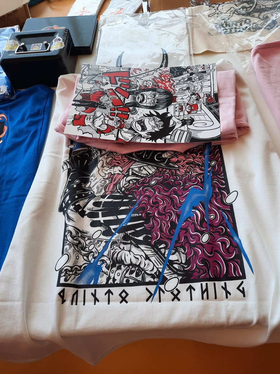He visto en la Gumiparty esta maravilla y me he quedado con las ganas porque no hay de mi talla, me quedaba enorme (la lámina si es mía)

Una pena porque el año que viene con el anime seguro que Loki se vende como churros. Tiene hasta runas nórdicas, es una pasada de diseño
