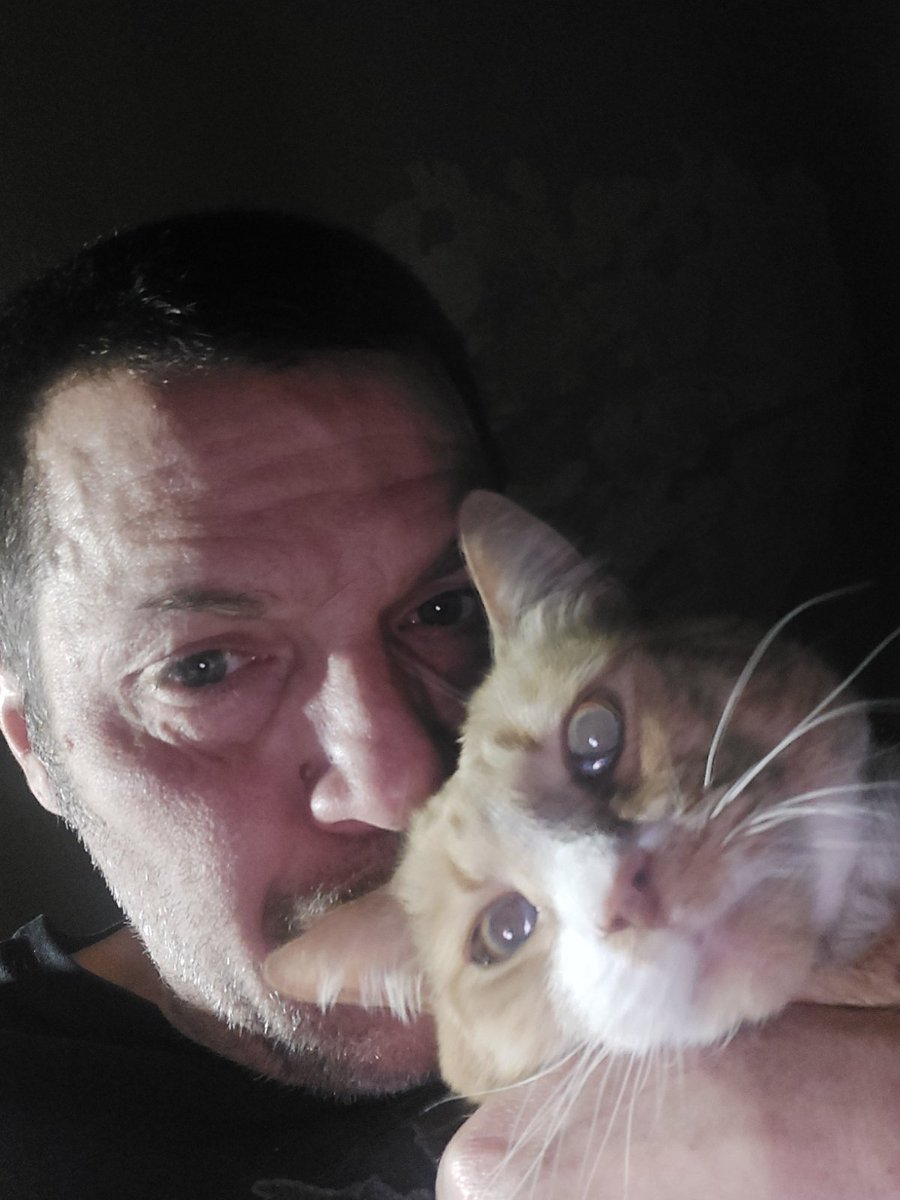arrowroot1217's tweet image. Me and my rusty cat...