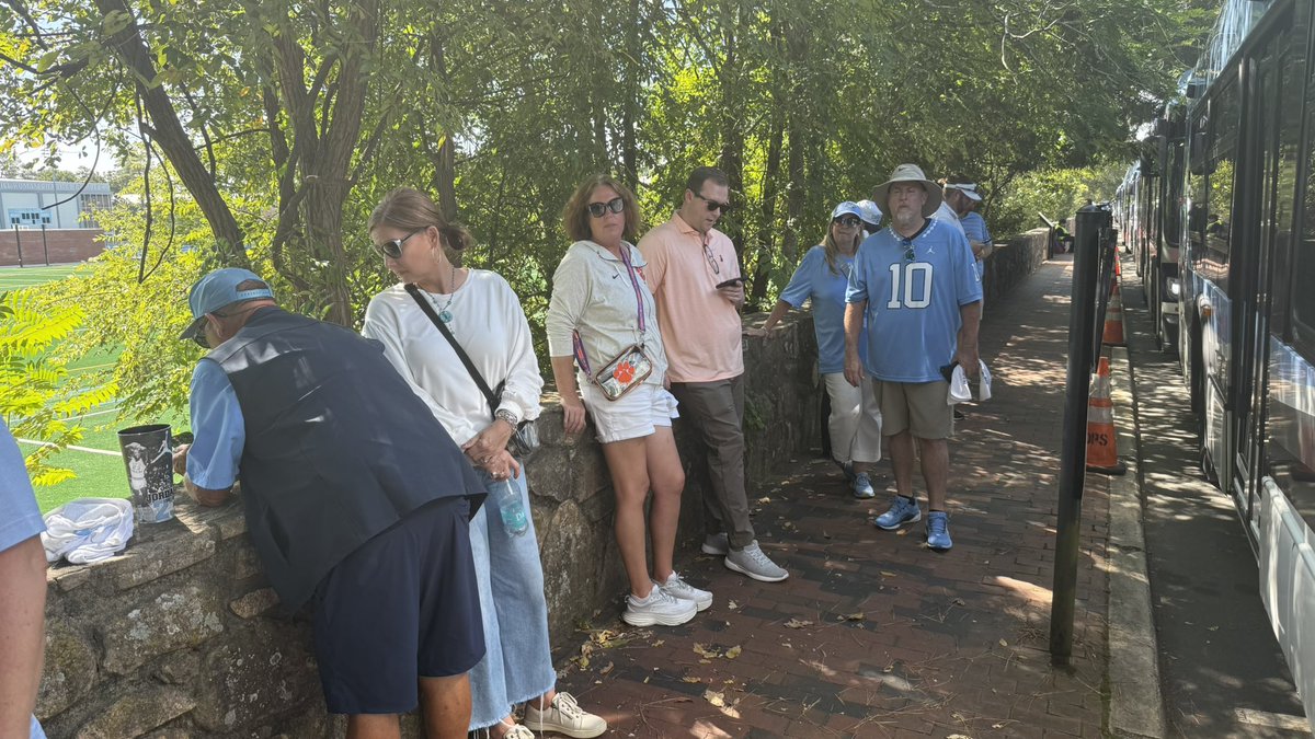 TheNCSportsNet's tweet image. #UNC fans already lined up hundreds deep along South Road for #TarHeelExpress busses back to off campus lots. First half just ended. 

#ACCNetwork #ESPN