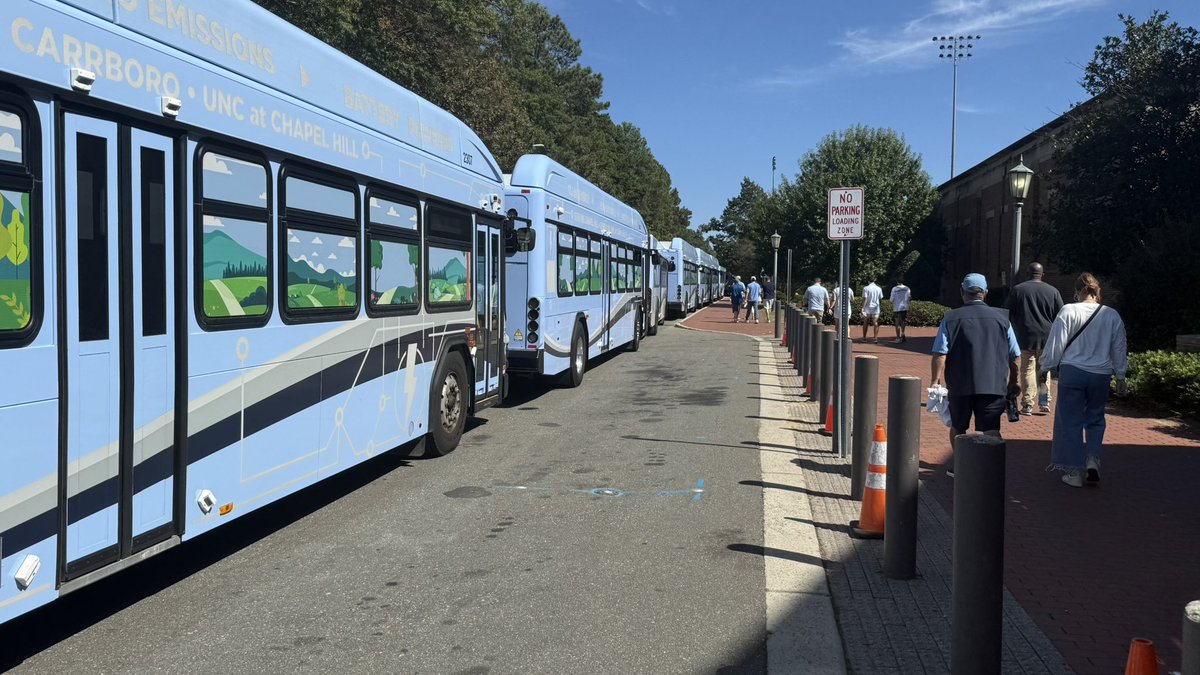 TheNCSportsNet's tweet image. #UNC fans already lined up hundreds deep along South Road for #TarHeelExpress busses back to off campus lots. First half just ended. 

#ACCNetwork #ESPN