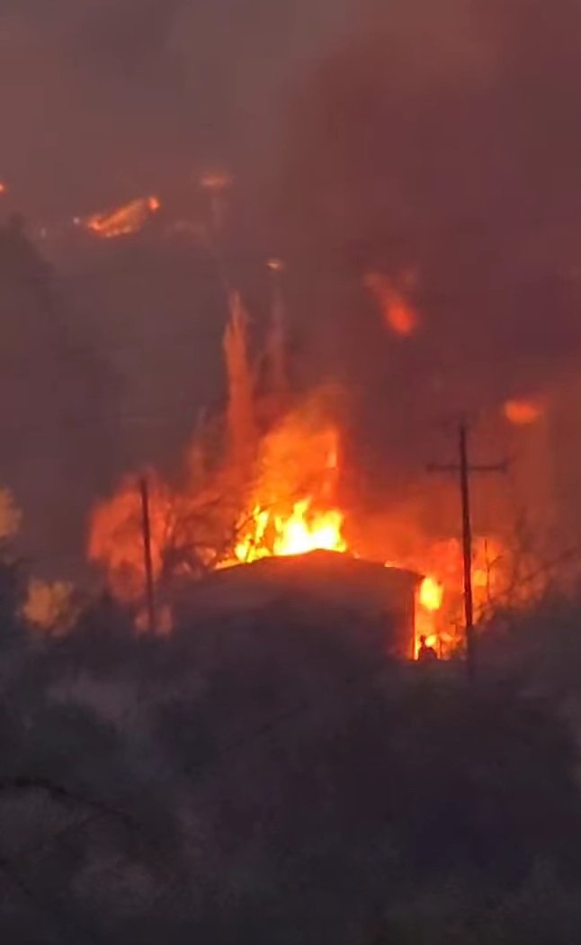 GermanMoyano15's tweet photo. 🚨🔥#MontePatria SE INFORMA DE VIVIENDAS AFECTADAS POR INCENDIO FORESTAL DESCONTROLADO EN SECTOR COLLIGUAY BAJO. (4 HECTÁREAS AFECTADAS, SE DECLARA ALERTA ROJA⭕). https://t.co/E2t4iOJchU