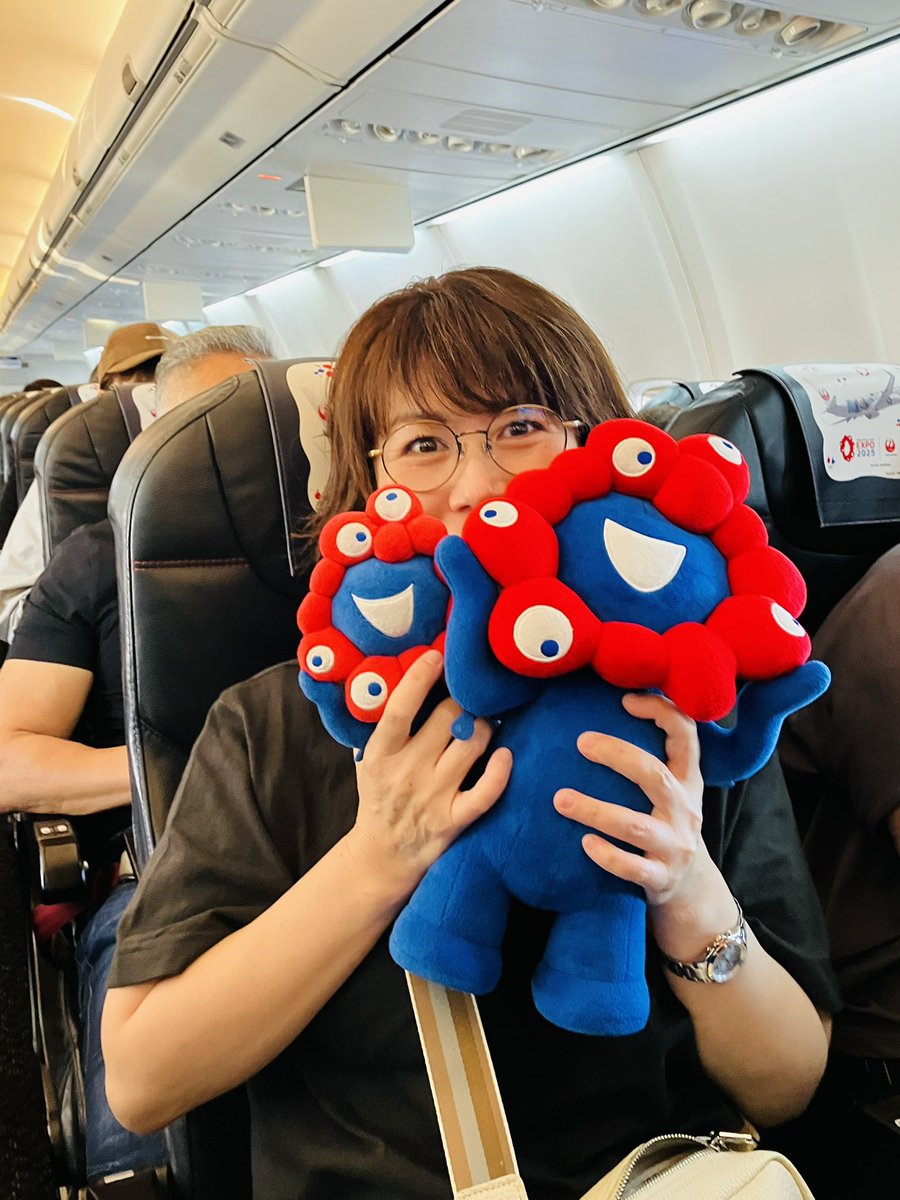 機内でミャクミャクと写真撮るサービスがあったんだけど！！
www

CAさん撮影