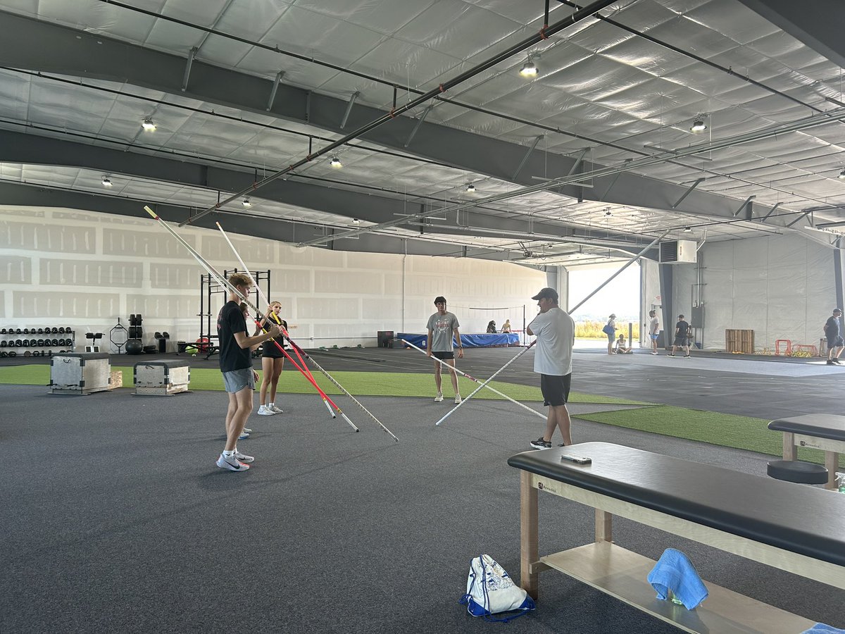 TJJumper1's tweet image. What a great time at Iowa PR Lab, watching athletes learn something new.  Thanks Coach Fuller (Central College) for sharing your pole vault expertise.