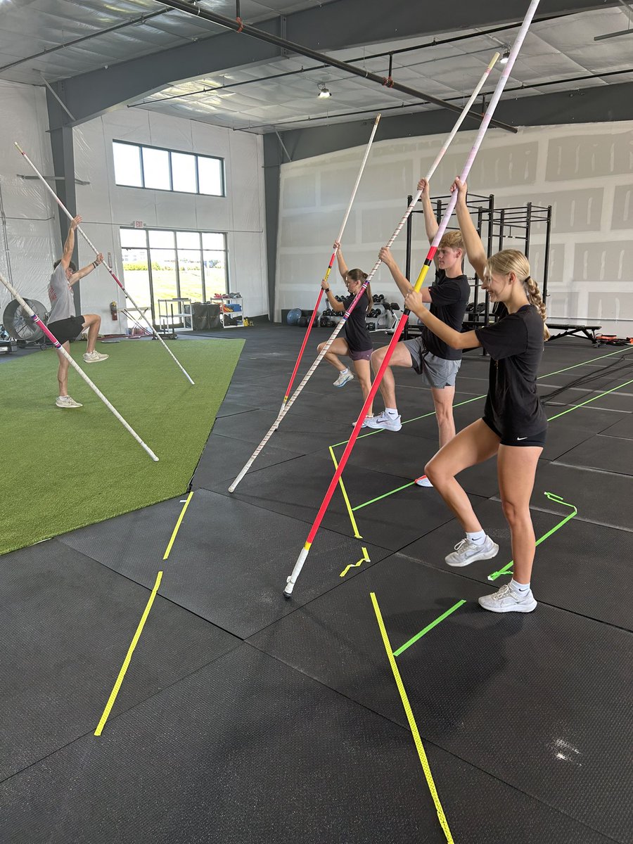 TJJumper1's tweet image. What a great time at Iowa PR Lab, watching athletes learn something new.  Thanks Coach Fuller (Central College) for sharing your pole vault expertise.