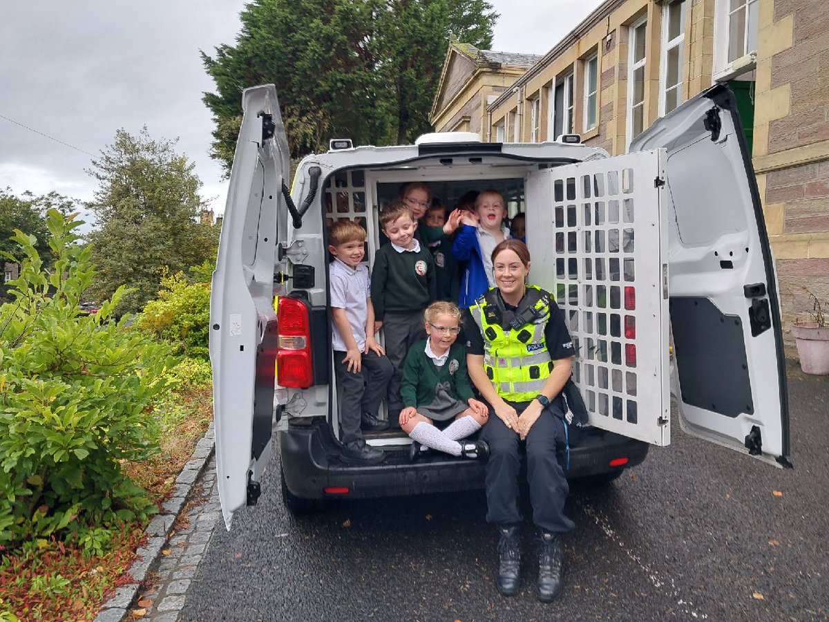 PSOSPerthKin's tweet image. Constable Robertson was delighted to attend at Kinnoull Primary School recently to talk to the Primary 1 children about those in the community that help to keep us safe 🚓
#PerthCPT