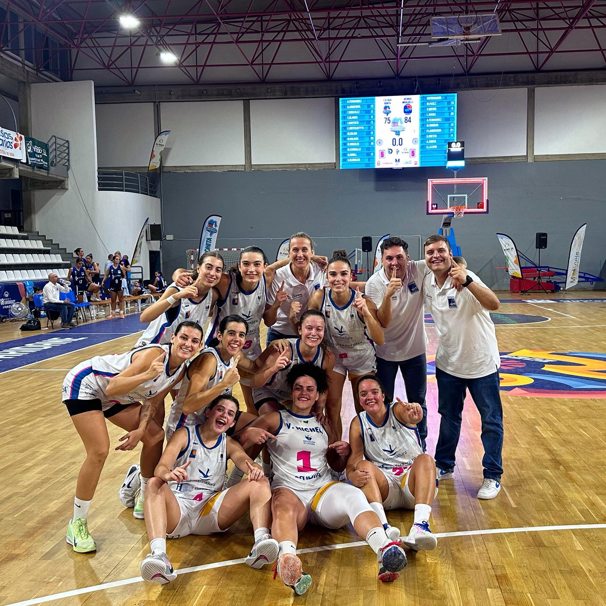 ¡𝙏𝙚𝙣𝙚𝙢𝙤𝙨 𝙡𝙖 𝙋𝙍𝙄𝙈𝙀𝙍𝘼! 💙🩷

Nuestro equipo consigue la primera victoria de la temporada en una pista muy complicada ante un gran Isla Bonita 💙

Gran trabajo de nuestras chicas que lo dieron TODO para traerse la victoria a casa ➡️ 75-84 🤩

#pasiónMiralvalle