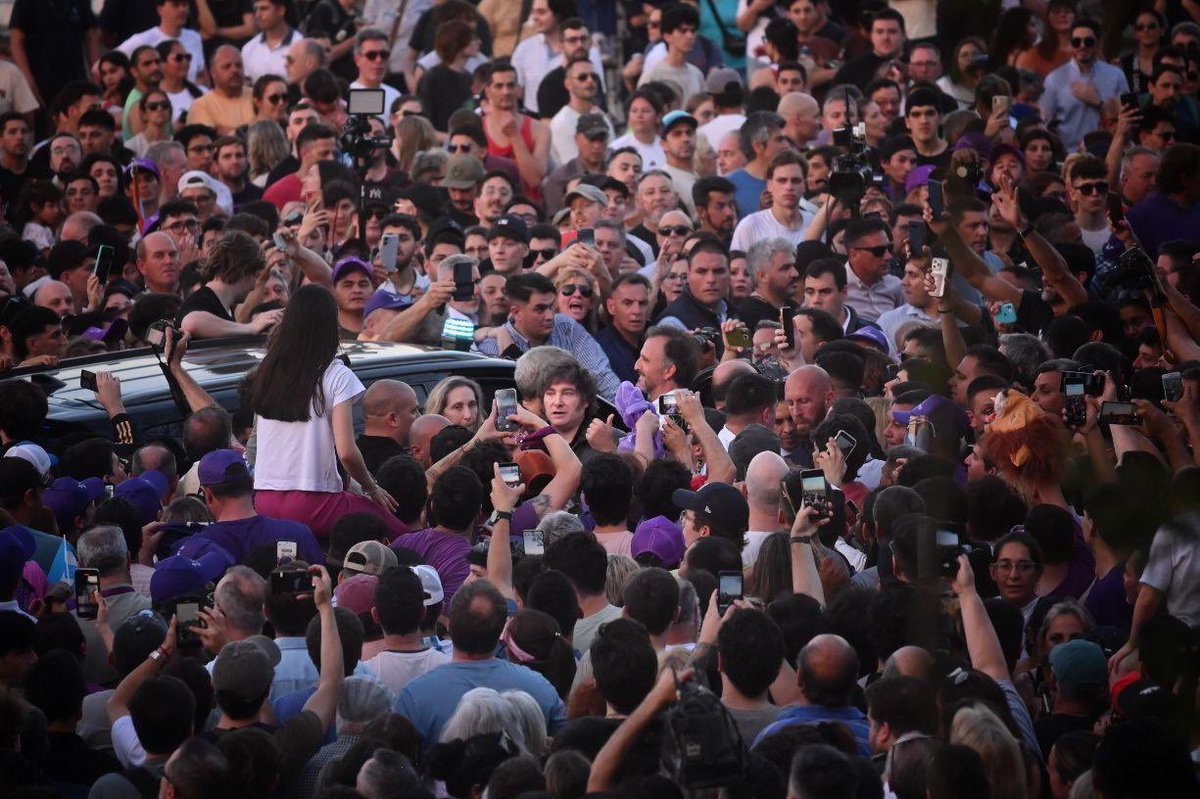 anellogaby's tweet photo. Una Multitud acompañó al Presidente Milei en Entre Ríos 
Es tremenda la cantidad de gente que le sigue demostrando cariño, paciencia y esperanza de acomodar y sacar adelante al país.
Cuando no hay infiltrados y los organismos de seguridad trabajan seriamente la imagen es esta, la que no quieren que veas la oposición👇