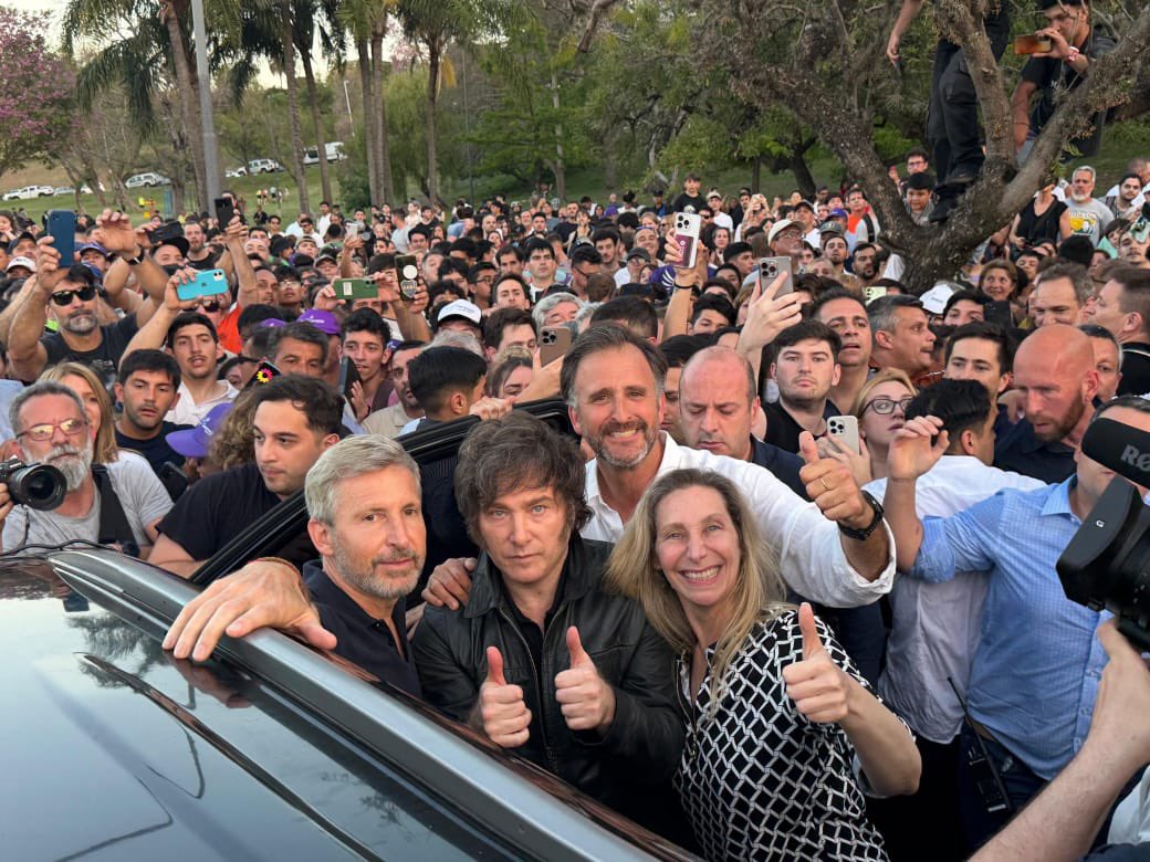 Una Multitud acompañó al Presidente Milei en Entre Ríos 
Es tremenda la cantidad de gente que le sigue demostrando cariño, paciencia y esperanza de acomodar y sacar adelante al país.
Cuando no hay infiltrados y los organismos de seguridad trabajan seriamente la imagen es esta, la
